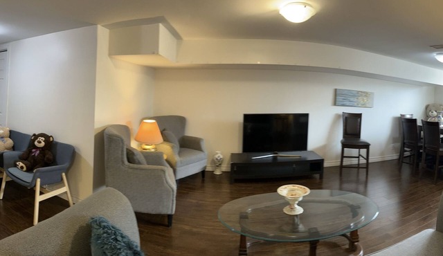 Cozy 2BR Apartment Basement in Heart of Richmond Hill