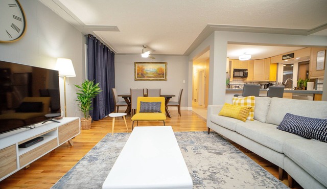 Cozy 3 Bedroom Contemporary Home With Free Parking