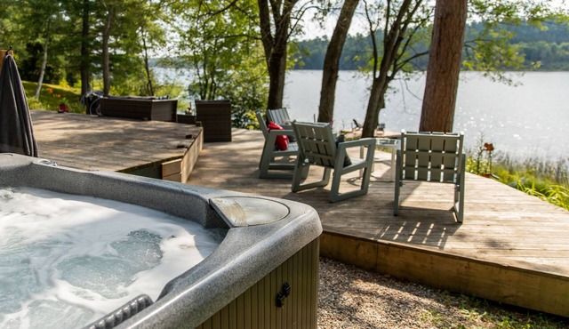 Cozy, 4-season Log Cabin on Lake w/Hot Tub, Outdoor adventure at your doorstep