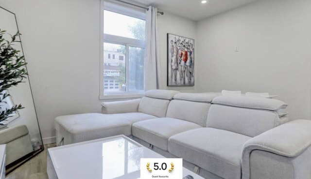 Cozy & Bright | Prime Location