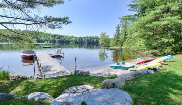 Cozy Cabin + Bunkie~lakefront~muskoka~watertoys