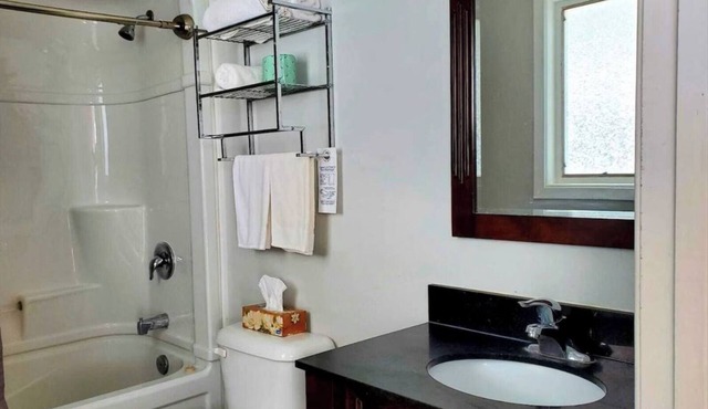 Cozy Comfort Double Room 04– Peninsula Motel, Minutes from Wiarton Waterfront