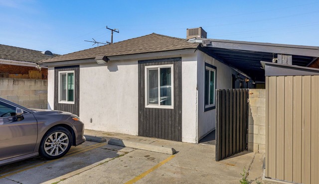 Cozy & Convenient Condo in Compton, Pets Welcome!