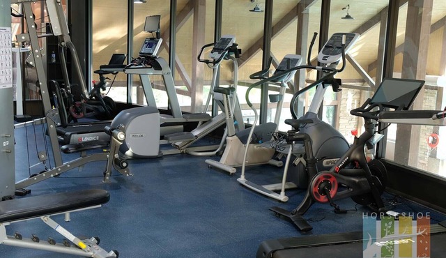 Cozy Copeland Studio + Pool + Patio + Parking