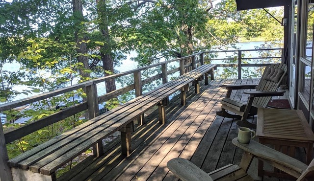 Cozy Cottage available on quiet island surrounded by beautiful lake & fishing!