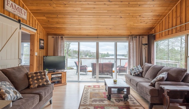 Cozy cottage retreat near beautiful Bobcaygeon on Big Bald Lake!