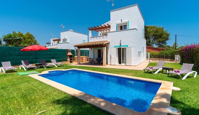 Cozy home in Cala Murada with private swimming pool, can be inside or outside