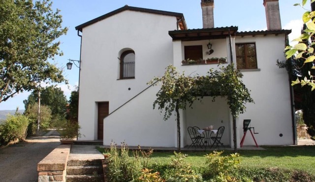 Cozy apartment in country home a few km from Arezzo