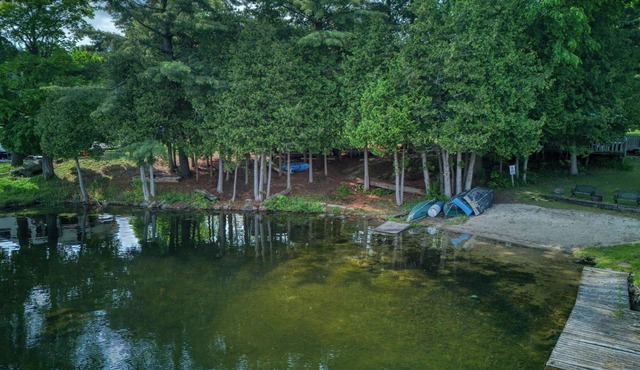 Cozy Lake Escape: 2-Bed with Bunk, Sleeps 4, Full Kitchen & AC