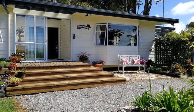 Cozy Private Cottage on a Farm with a Beautiful Patio for an Unforgettable Getaway in Hokitika, South Island
