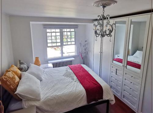 Cozy room with private bathroom near subway