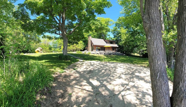 Cozy Sharbot Lake Cottage