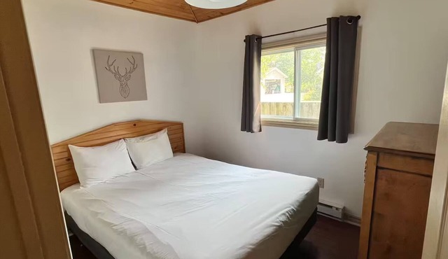 Cozy Two-Bedroom Cabin - 25 min to Blue Mountain, 3 min Walk to Beach