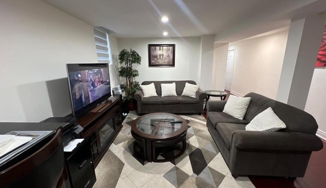 Cozy Two-Bedroom Luxury Suite near Toronto Airport