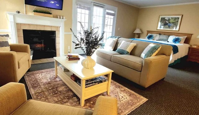 Cozy villa at Spa, 2 min to Mohegan, king-size bed, hot tub, sauna, and pool!
