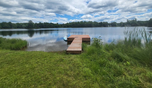 Cozy waterfront cottage on Lac-Huote 1 hour from Ottawa