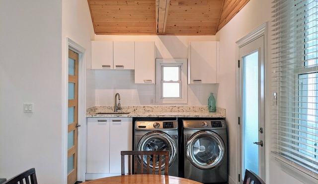 D&D Hideaway in South Etobicoke. Cozy 3-BR Home w/ Garden Nr Lake & Parks.