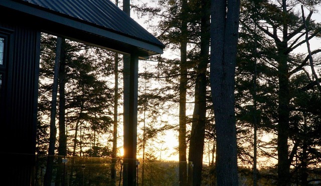 Deer Lake Onyx - Modern Waterfront Cottage