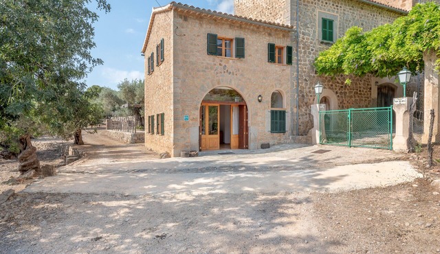 Deia semi-detached house .Sunny location near paths to the sea or the village.
