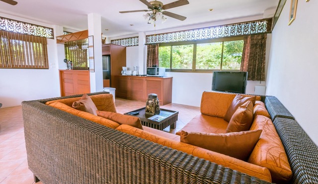 Deluxe, Spacious Beachside one Bedroom Apartment