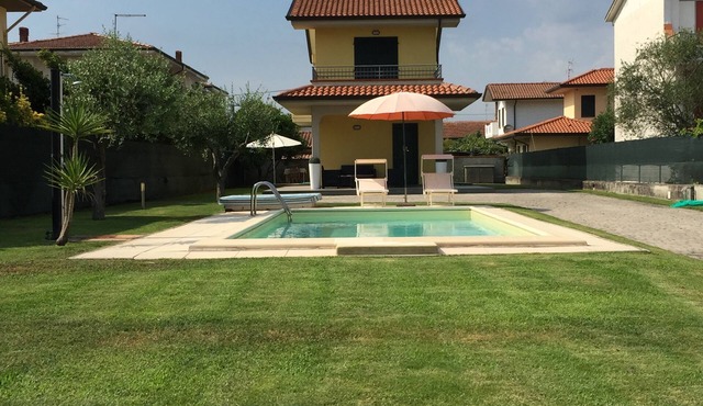 Detached house with swimming pool, 2 km from the sea, Torre del Lago Puccini
