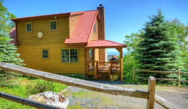 Discover Above the Clouds in West Jefferson, NC—a spacious 3-bedroom cabin for 7.