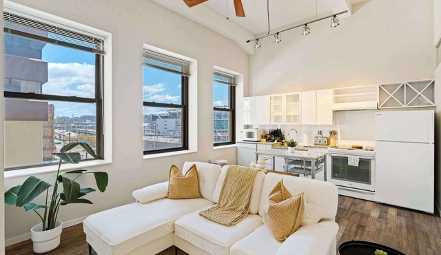 Downtown Apt with Pool, Parking near stadiums