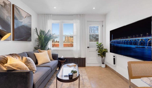 Downtown Montreal Speakeasy 501 | Balcony, Queen Bed, Sofa Bed, Parking & 65` TV