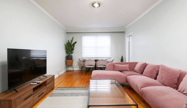 Elegant 2BR Retreat A Stylish Stay on MTL West