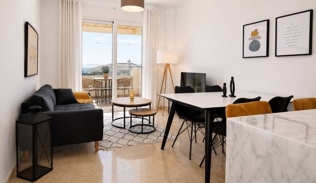 Elevated Hillside Apartment Close To Duquesa Marina