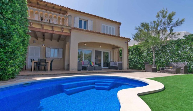 Embat, amazing house with pool close to the sea.