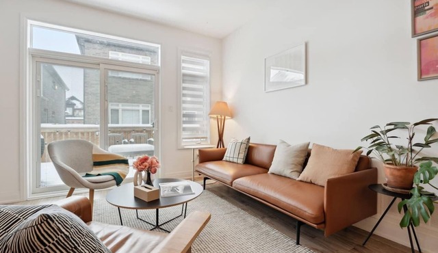 Enjoy a stylish and comfortable stay in Barrie. This modern home offers cozy living spaces, fast WiFi, a fully equipped kitchen, and easy access to the waterfront, downtown, shopping, and local attractions — perfect for families, couples, or business