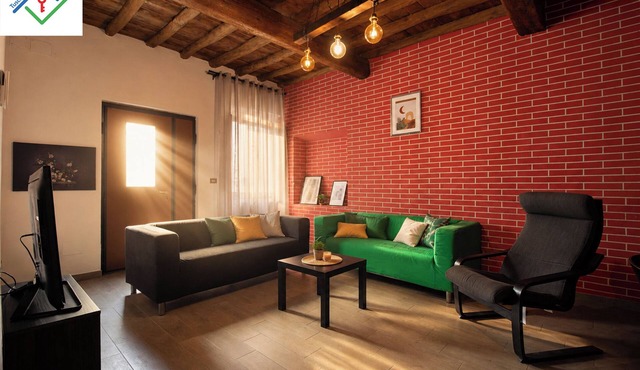 Entire House Florence: 3 Bedrooms, 2 Bathrooms, and Free Parking by TuscanyWeGo