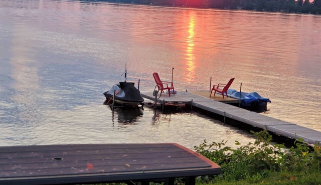 Entire lakeside cottage with 6 person hot tub