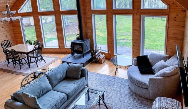 Exceptional Year Round Cabin Retreat on the Winnipeg River