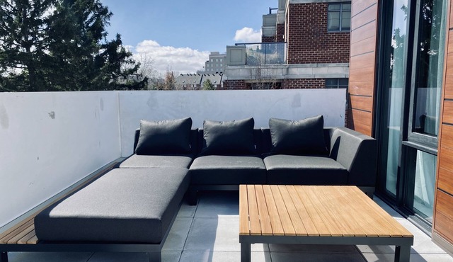 Executive 2 bed 2 bath condo in the Kingsway
