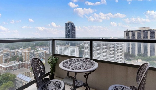 Executive 2BR/2BA Midtown Toronto, Work-from-Home!