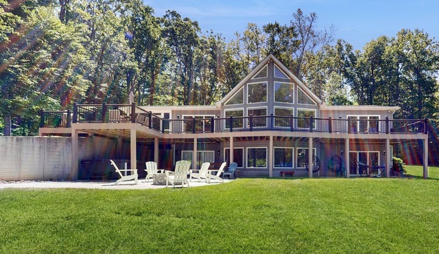 Exquisite dog-friendly home with kayaks, pool table, hot tub, & washer/dryer
