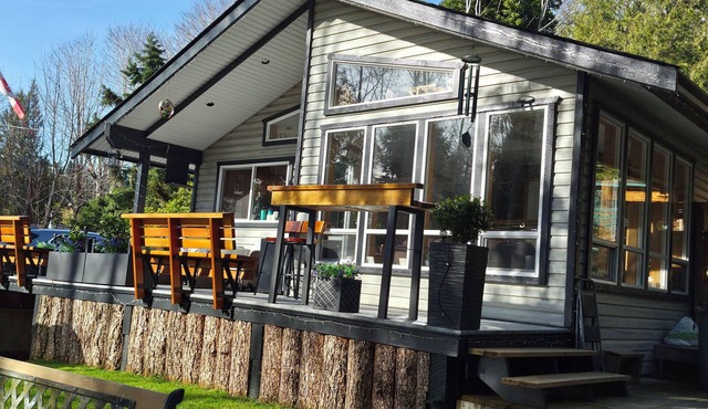 Family and Pet friendly Fabulous B&B, AC, Ocean Views, close to Town and Beach.