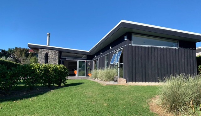Family Friendly Modern Bach with Decks & Outdoor Fire, 200m from Beach/Surf Club