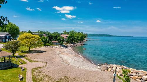 Family friendly summer getaway, short walk to beach, restaurants, etc.