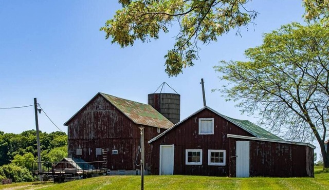 Farmhouse PEC - Centrally Located in PEC