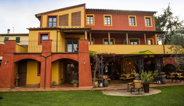 Flat in Lari, A/C, terrace, pool, restaurant, Wi-Fi, close to the village, Li
