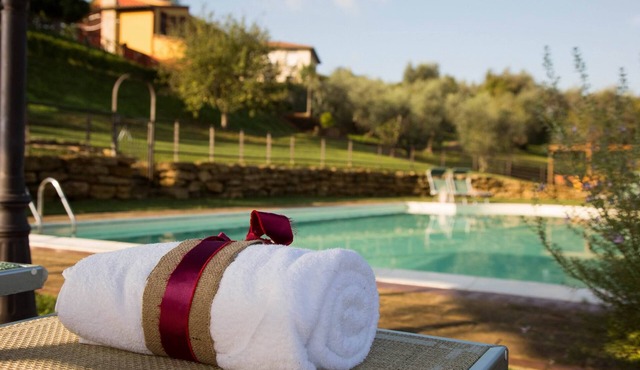 Flat in Lari, A/C, terrace, pool, restaurant, Wi-Fi, close to the village, Ci