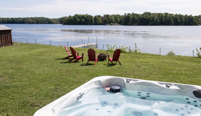 Four-season Lakefront Cottage with a Hot Tub.
