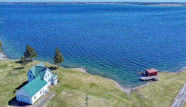 Four Season Waterfront Cottage - Private Escape | 3BR, 2BA | Howe Island