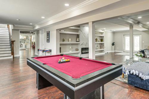 Game Room, Private Yard! Temple Hills Family Home