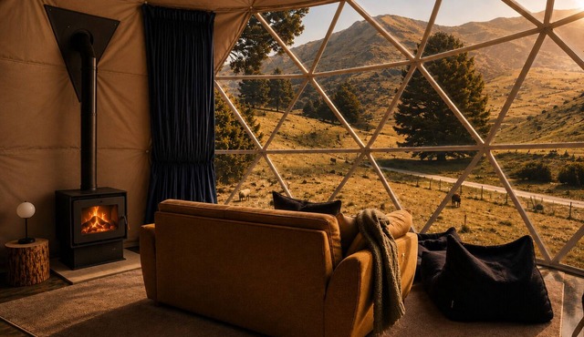 Geodome Retreat - Fireplace, Hot Tub & Mountain Views + Sauna by the river