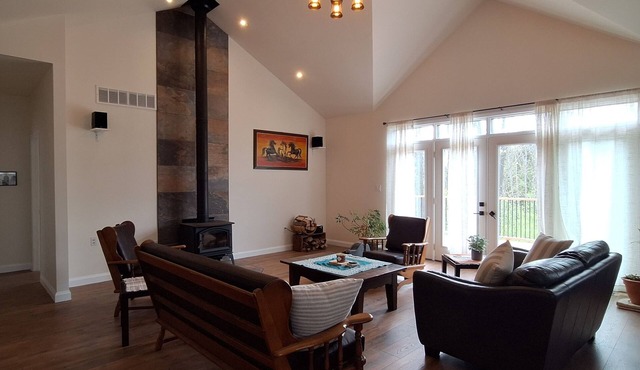 Georgian Bay Escape Cottage in Meaford. Cozy Sky cottage with fireplace.