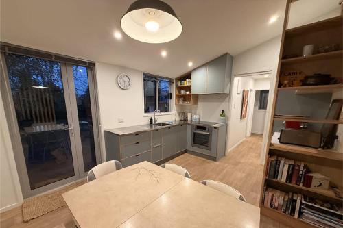 Glenbrook Cottage Twizel - Walk to Town, Sleeps 6, Wi-Fi, Pets OK